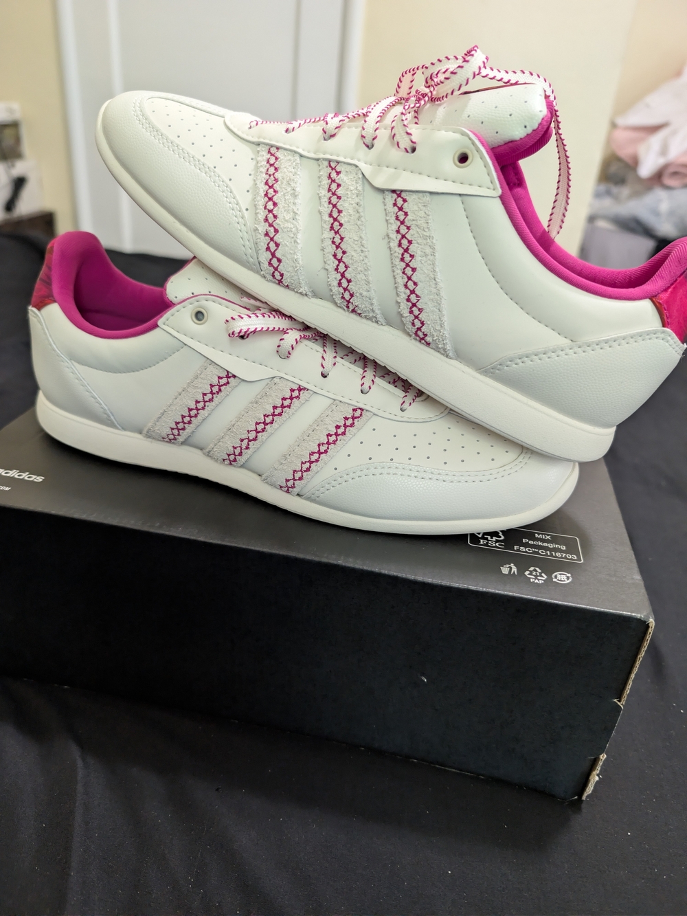 Adidas Women's Barreda Lo White Whit pink Sneakers Size 9 Box No Lid